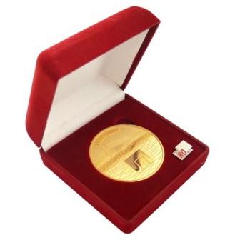 Комплект из медали и значка к 80 летию компании